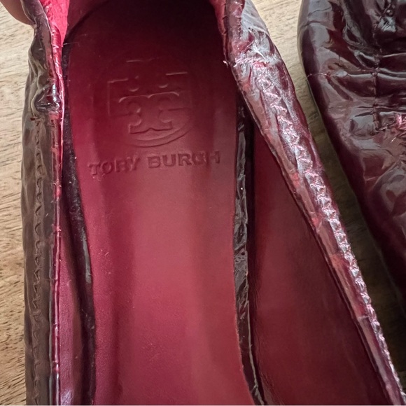 Tory Burch Reva Crocodile Embossed Cranberry Leather Flats Size 5 M - Picture 11 of 15